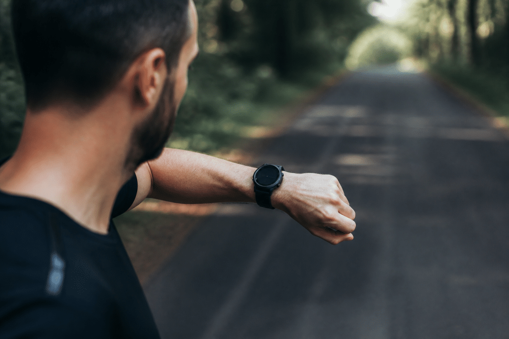 Coureur en montre affichant tempo et vitesse kilométrique