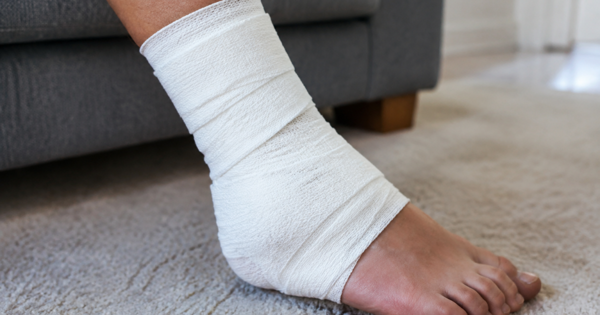 Cheville gonflee couverte de bandage blanc elastique