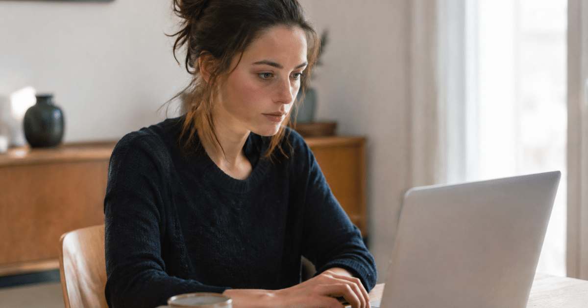 Personne assise face a l'ordinateur portableclair